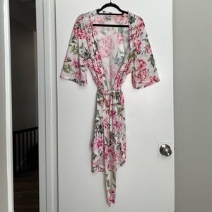 SHOW ME YOUR MUMU White & Pink Roses Robe